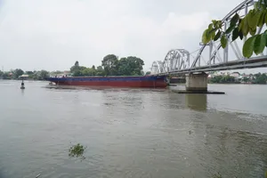 Hiện trường sà lan va vào cầu Ghềnh