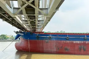 Hiện trường vụ sà lan va chạm cầu Ghềnh 