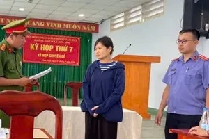 Cơ quan CSĐT Công an tỉnh Đồng Nai thi hành lệnh bắt bị can Trần Nguyễn Minh Nguyệt. Ảnh: CAĐN