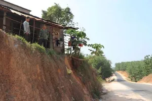 Đồng Nai: Kiểm tra, xử lý vụ hạ cốt nền ở xã Phú Riềng, Phú Trung khiến nhà dân cheo leo