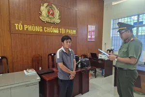 Cơ quan An ninh điều tra thi hành lệnh bắt bị can để tạm giam đối với Nguyễn Minh Tiến. Ảnh: CAĐN