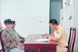 Tịch thu xe máy bốc đầu khi chờ đèn đỏ