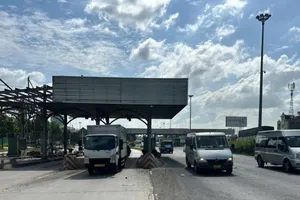 Tháo dỡ trạm thu phí cầu Đồng Nai trên quốc lộ 1