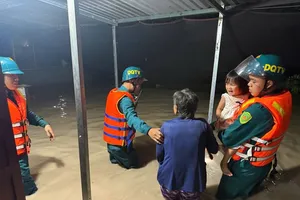 Phường Tân Khánh huy động hơn 160 người hỗ trợ người dân vùng ngập