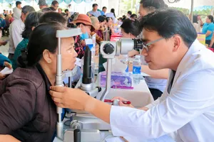 Khám bệnh, tặng quà và trao học bổng mừng Lễ Sen Dolta tại xã Phú Giáo