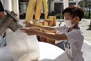 “ATM gạo Chữ thập đỏ” đến với người dân quận Bình Tân