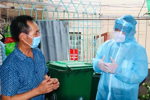 Bí thư Thành ủy TPHCM Nguyễn Văn Nên thăm, động viên người dân ở trọ phải giãn cách