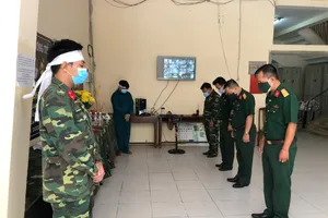 Lập bàn thờ chịu tang cha mẹ trong khu cách ly, hai chiến sĩ tiếp tục chống dịch Covid-19