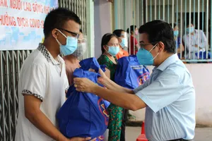 Đại biểu HĐND TPHCM trao tặng 10.000 phần quà đến công nhân, người lao động gặp khó khăn do dịch Covid-19
