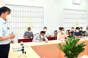 Phó Chủ tịch UBND TPHCM Lê Hoà Bình phát biểu trong buổi làm việc với xã Tân Kiên. Ảnh: VIỆT DŨNG