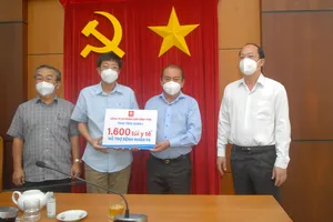 Phó Bí thư Thành ủy Nguyễn Hồ Hải chứng kiến UBND quận 8 nhận các túi thuốc hỗ trợ bệnh nhân F0. Ảnh: CAO THĂNG