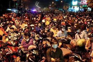 Công an TPHCM phối hợp đưa người dân miền Tây về quê bằng xe khách