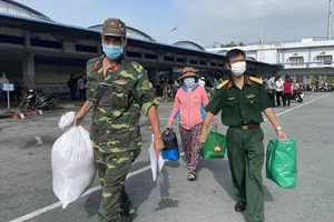 Bộ Tư lệnh TPHCM phối hợp đưa gần 500 người dân về các tỉnh miền Tây