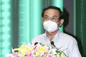 Bí thư Thành ủy TPHCM Nguyễn Văn Nên phát biểu tại hội nghị, chiều 1-11-2021. Ảnh: HOÀNG HÙNG