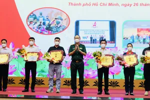 Bộ Tư lệnh TPHCM tri ân tập thể, cá nhân đồng hành giúp dân trong đại dịch