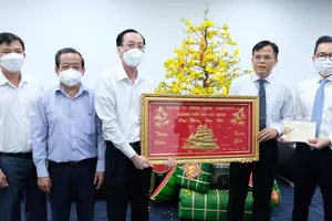 Trưởng Ban Nội chính Thành ủy TPHCM chúc tết cơ sở tôn giáo, lực lượng y bác sĩ tuyến đầu