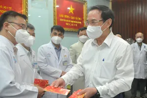 Bí thư Thành ủy TPHCM Nguyễn Văn Nên: Tri ân các bác tài lái xe cứu thương