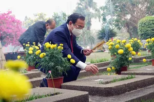 Lãnh đạo TPHCM dâng hương, dâng hoa tưởng niệm các anh hùng liệt sĩ nhân dịp Tết Nhâm Dần 2022