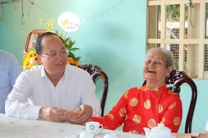 Phó Bí thư Thành ủy TPHCM Nguyễn Hồ Hải thăm, mừng thọ Mẹ Việt Nam Anh hùng