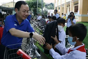 Đồng chí Nguyễn Văn Hiếu động viên các chiến sĩ tình nguyện Mùa hè xanh. Ảnh: NGÔ BÌNH.