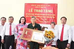 Ghi nhận công lao, lòng thủy chung son sắt của các đồng chí nhận Huy hiệu Đảng