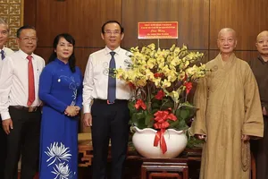 Bí thư Thành ủy TPHCM thăm, chúc mừng Pháp chủ Hội đồng Chứng minh Giáo hội Phật giáo Việt Nam