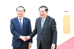 Trong khuôn khổ chuyến thăm và làm việc tại Vương quốc Campuchia từ ngày 16-12 đến ngày 18-12, Đoàn đại biểu cấp cao TPHCM do đồng chí Nguyễn Văn Nên, Ủy viên Bộ Chính trị, Bí thư Thành ủy TPHCM làm trưởng đoàn đến chào xã giao Thủ tướng Chính phủ Hoàng gia Campuchia Samdech Techo Hun Sen. Ảnh: VĂN MINH