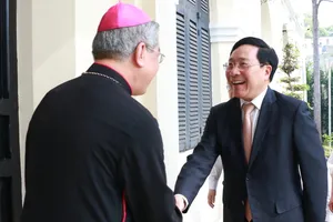 Phó Thủ tướng Thường trực Phạm Bình Minh chúc mừng Giáng sinh tại TPHCM. Ảnh: THU HẰNG