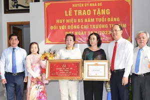 Đồng chí Nguyễn Hồ Hải trao Huy hiệu 65 năm tuổi Đảng cho đồng chí Trương Thị Tím