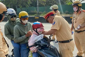 Cảnh sát giao thông tiếp sức người dân trên đường về quê nghỉ lễ