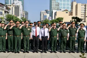 Đoàn đại biểu Ban Chỉ đạo Hội thảo khoa học cấp quốc gia dâng hương, dâng hoa Chủ tịch Hồ Chí Minh