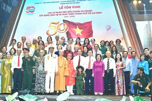 Bí thư Thành ủy TPHCM Nguyễn Văn Nên và các cá nhân tiêu biểu được tôn vinh. Ảnh: VIỆT DŨNG