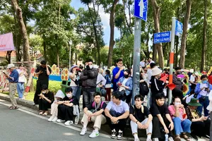 Bất chấp nắng nóng, người dân có mặt từ sớm đón xem sơ duyệt diễu binh, diễu hành