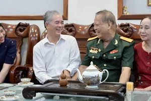 Trưởng Ban Nội chính Thành ủy TPHCM Ngô Minh Châu và Ủy viên Ban Thường vụ Quận ủy Bình Tân Nguyễn Thị Kim Hương thăm, tặng quà tri ân Đại tá Trần Đức Thân. Ảnh: LÊ MINH