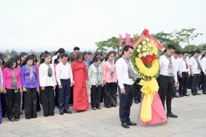 Đoàn đại biểu UBKT Thành ủy TPHCM dâng hoa, dâng hương Mẹ Việt Nam Anh hùng