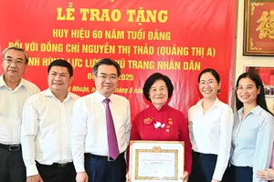 Nữ anh hùng điệp báo Nguyễn Thị Thảo nhận Huy hiệu 60 năm tuổi Đảng