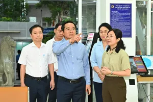 Chủ tịch UBND TPHCM thị sát hệ thống tiếp nhận và trả hồ sơ tự động 24/7 tại quận 6