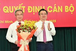 Phó Bí thư Thường trực Thành ủy TPHCM Nguyễn Thanh Nghị trao quyết định của Bộ Chính trị về chuẩn y đồng chí Đặng Minh Thông giữ chức Phó Bí thư Thành ủy TPHCM. Ảnh: VIỆT DŨNG