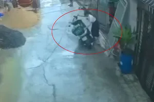 Kiểm điểm, phê bình nữ cán bộ phường xô ngã xe máy của shipper