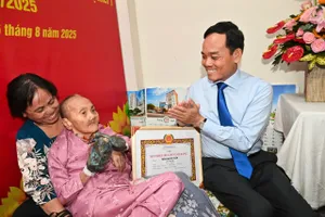 Bí thư Thành ủy TPHCM Trần Lưu Quang trao Huy hiệu 80 năm tuổi Đảng đến đồng chí Trần Thị Mỹ Xuân