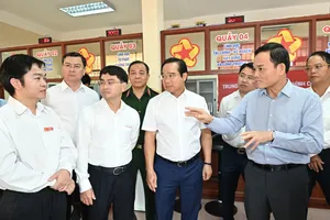 Bí thư Thành ủy TPHCM Trần Lưu Quang khảo sát Trung tâm Phục vụ hành chính công đặc khu Côn Đảo