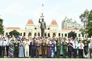 Đoàn lãnh đạo TPHCM dâng hoa, dâng hương tưởng nhớ Chủ tịch Hồ Chí Minh
