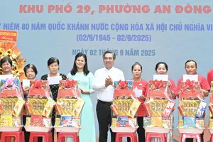 Lãnh đạo TPHCM dự "Ngày hội non sông - Dân tộc kết đoàn"