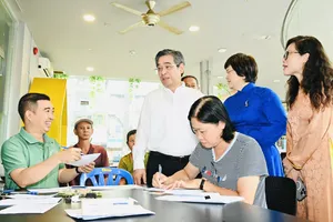 Người dân TPHCM vui mừng nhận quà trong ngày Tết Độc lập