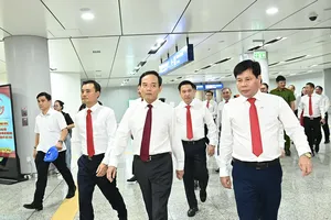 Đoàn đại biểu dự Đại hội Đảng bộ TPHCM lần thứ I tham quan tuyến Metro Bến Thành - Suối Tiên