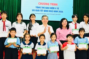 Trao thẻ Bảo hiểm y tế và quà đến người dân có hoàn cảnh khó khăn