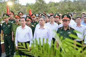 Lãnh đạo TPHCM tưởng nhớ, tri ân các Anh hùng liệt sĩ tại đặc khu Côn Đảo
