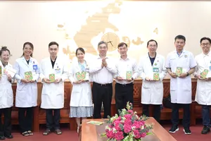 Lãnh đạo TPHCM thăm, động viên bác sĩ luân phiên ra Côn Đảo trực xuyên tết