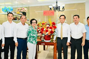 Bí thư Thành ủy TPHCM Trần Lưu Quang thăm cán bộ lão thành ngành y tế