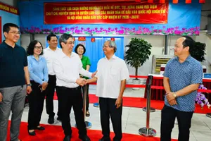 Đồng chí Nguyễn Phước Lộc thăm, động viên các lực lượng túc trực tại khu vực bỏ phiếu trên địa bàn phường Tân Định